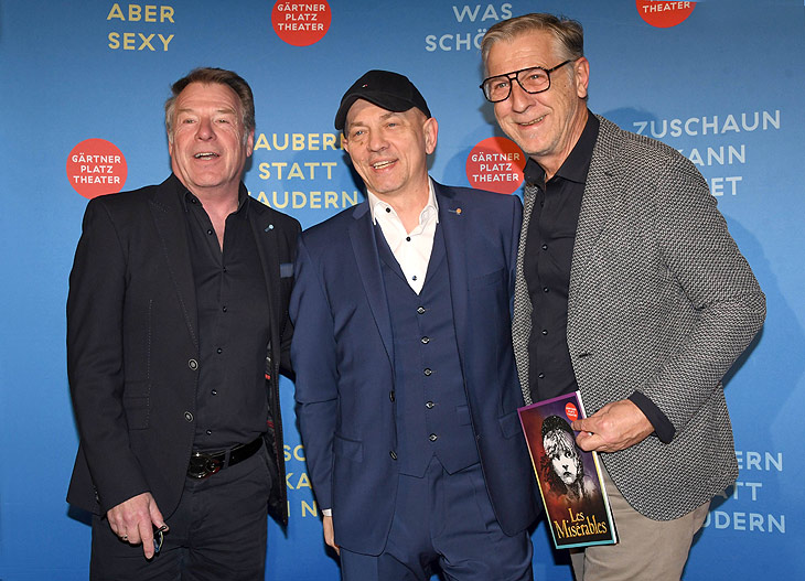 Patrick Lindner (li.) mit Peter Schäfer (re.) und Gärtnerplatztheater Intendant Josef Köpplinger (Mi.) bei der Les Misérables Premiere ©Foto: Ingrid Grossmann